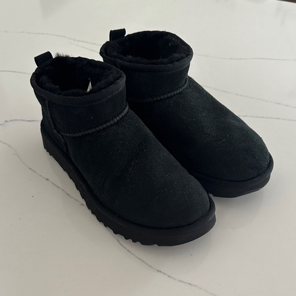 UGG Women’s Classic Ultra Mini Black Boots - Picture 1 of 6